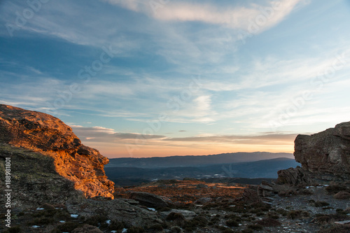 cielo nublado al atardecer en la montaña