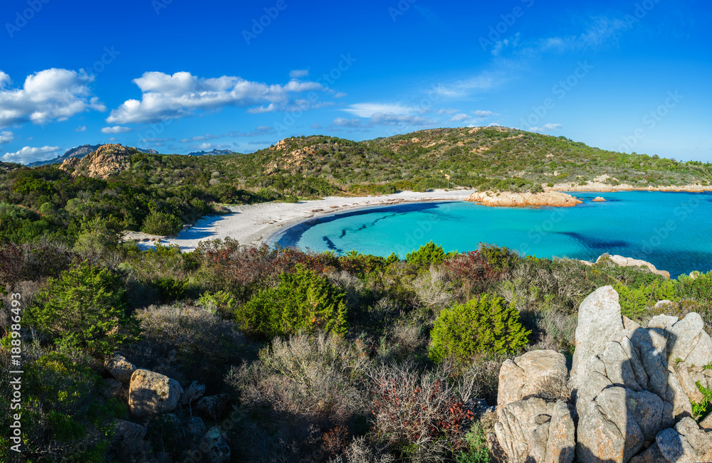 Panoramica sul bellissimo mare turchese e cristallino della spiaggia del Principe sulla Costa di Smeralda, Costa nord est della Sardegna, Italia	