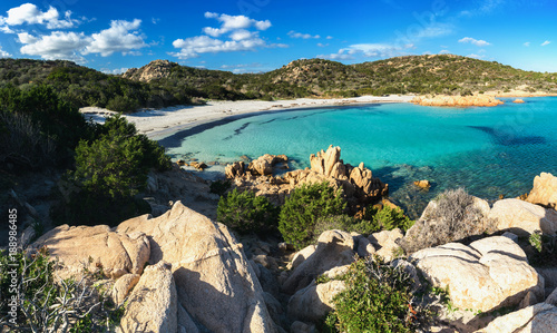 Panoramica sul bellissimo mare turchese e cristallino della spiaggia del Principe sulla Costa di Smeralda, costa nord est della Sardegna, Italia