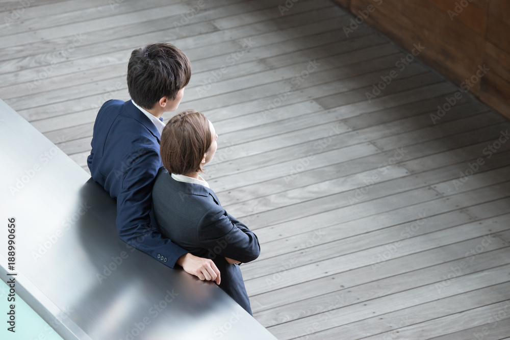 遠くを眺める男女の後ろ姿 Stock Photo | Adobe Stock