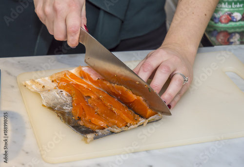Foto Gravad lax är en delikatess och ett måste för ett lyckat julbordet på Julafton