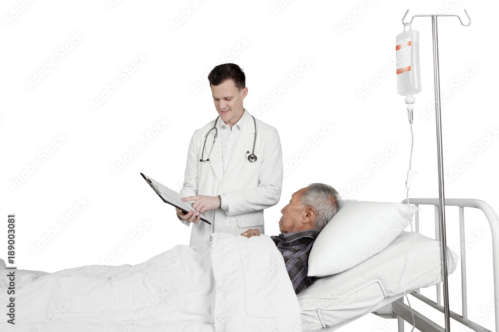 Obraz premium Male doctor with clipboard and patient on studio