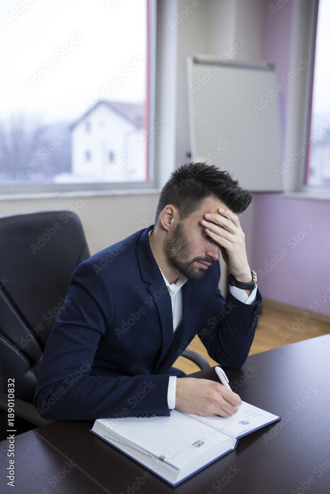 Naklejka premium Young business man stressed