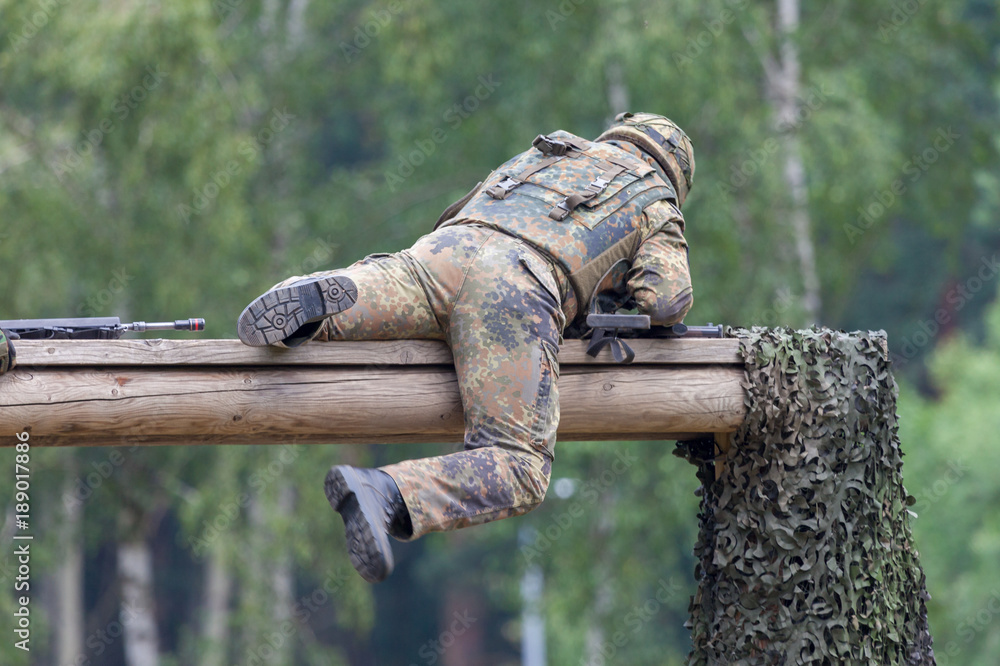 Foto a german soldier trained on assault course
