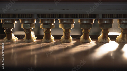 Conveyor machine pours cream on cookies