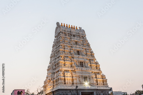 Fotografía Ancient temple tower view of Kanchi kamakshi amman temple illuminated with lights