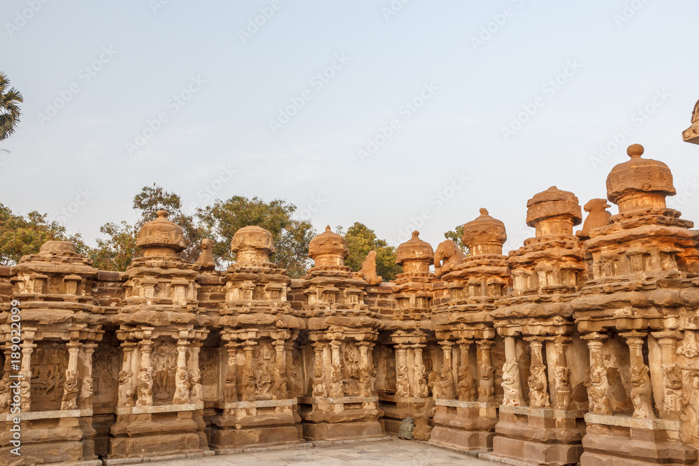 Obraz premium Ancient temple of Kanchipuram Kailasanathar temple and was built during 685-705AD using sandstone compound material contains a large number of carvings and shrines.