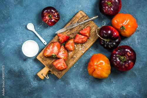 Obraz na płótnie Ingredients for making fresh healthy tomatoes salad