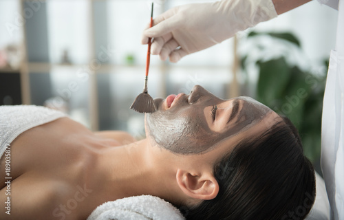 Foto Side view of asian girl getting skin treatment at beauty salon