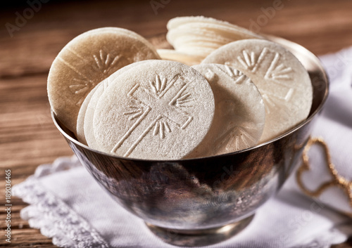 Canvastavla Close up detail of a bowl of sacramental Hosties