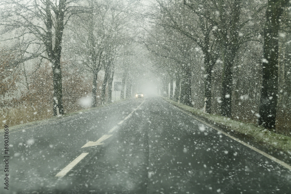 Obraz premium Starker Schneefall behindert den Strassenverkehr
