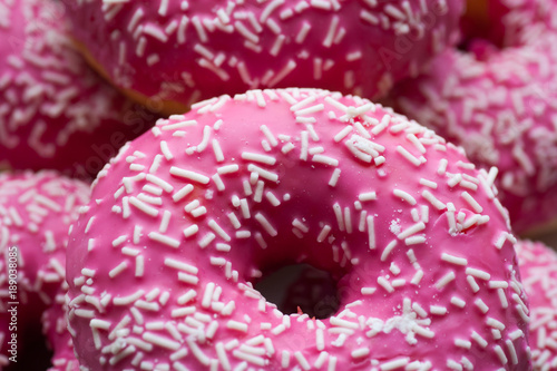 pinky donuts mit zuckerstreuseln