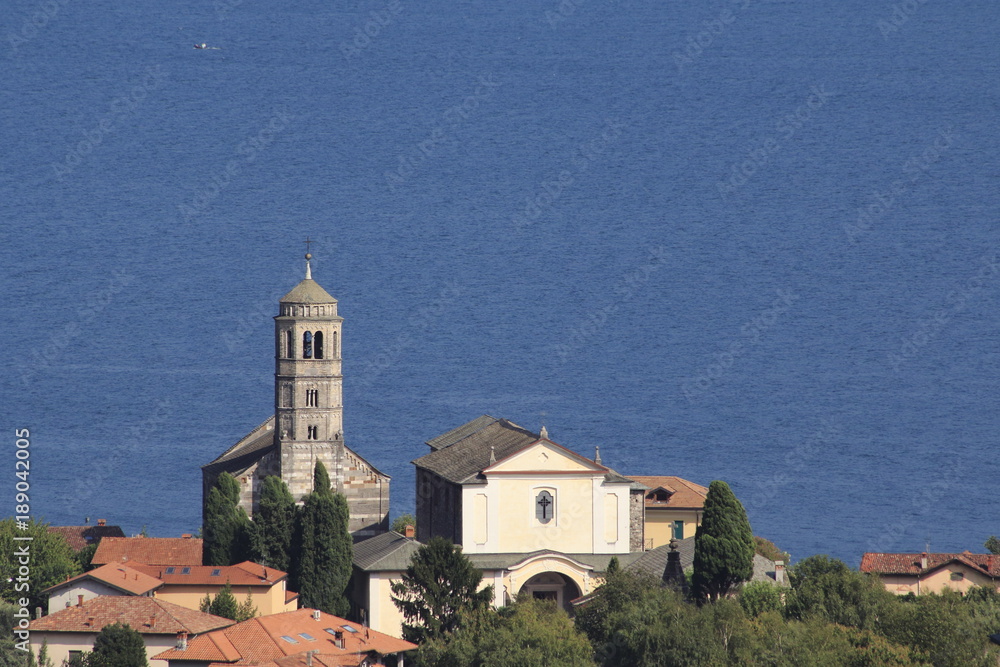 Blick nach Gravedona, Kirche Santa Maria del Tiglio über den Comer See in Italien