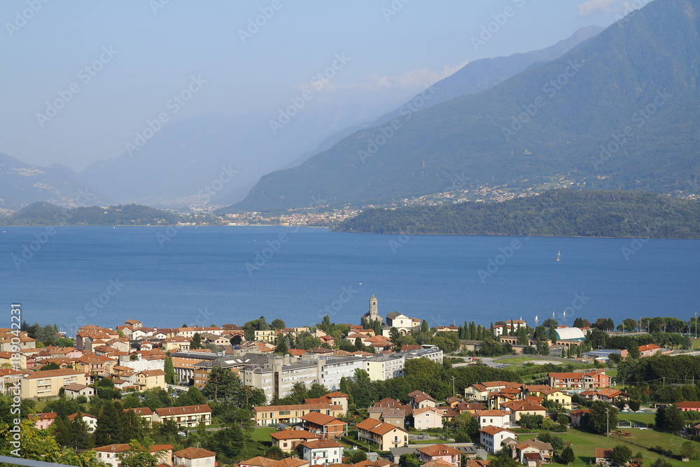 Blick über Gravedona nach Colico über den Comer See in Italien