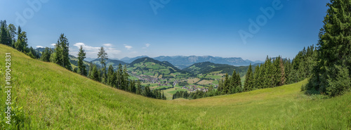 Panorama über die Wildschönau mit einer saftigen Sommerwiese