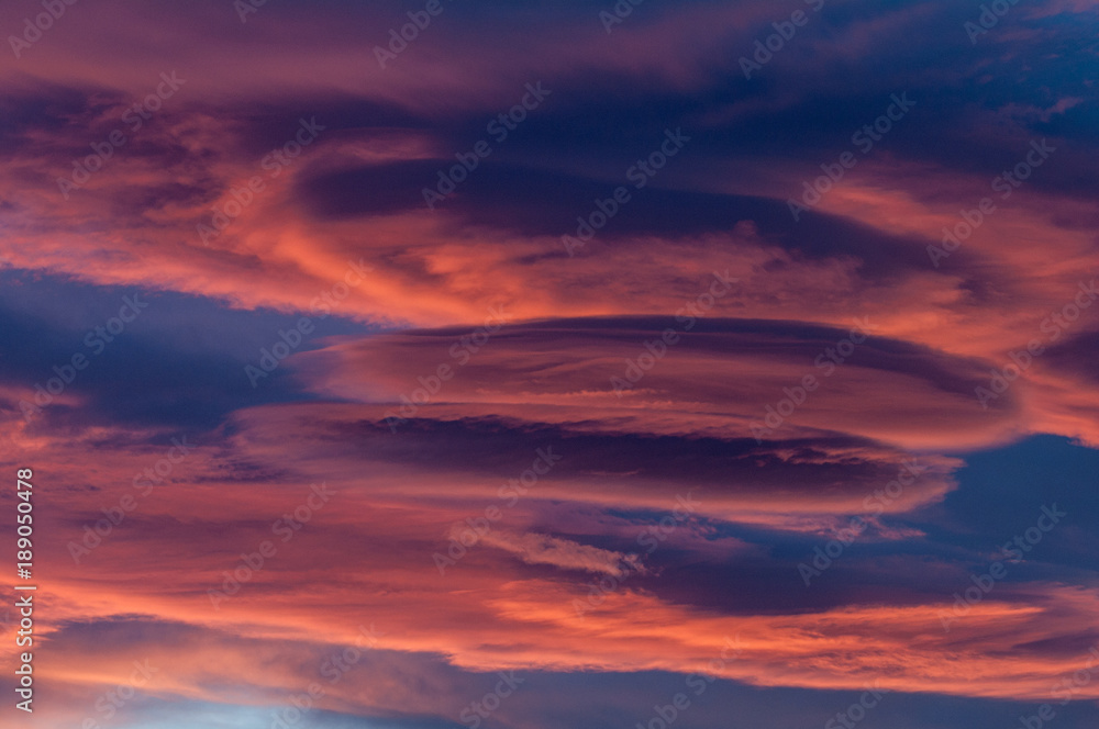 Obraz premium Backround of enticular clouds in the California desert.