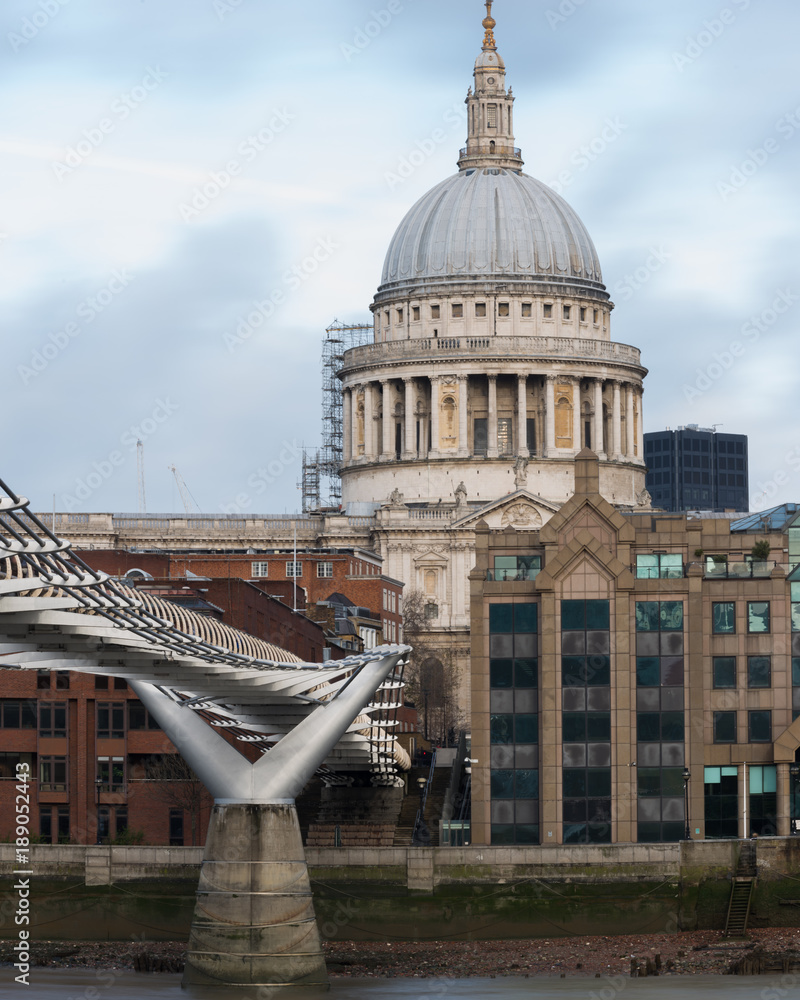 Fototapeta premium St Paul from Millenium 