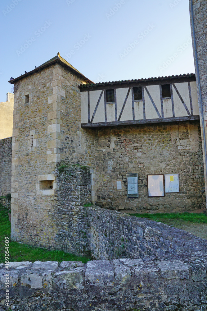 logis abbatial dans le village de Nouaillé-Maupertuis