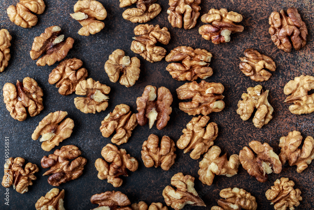 Obraz premium Walnuts. Walnut kernels and whole walnuts on rustic table.