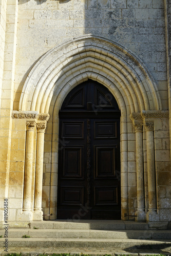 Porte principale de l'Abbaye Saint-Junien à Nouaillé-Maupertuis © JC DRAPIER