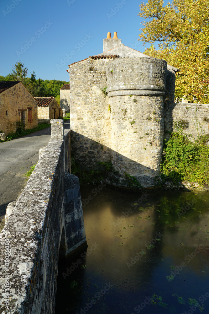 Pont de pierres, douves et fortifications de l'abbaye Saint-Junien