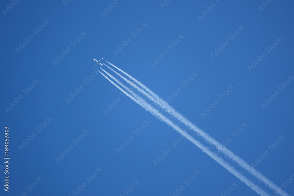 quadriréacteur dans ciel bleu quadriréacteur dans ciel bleu