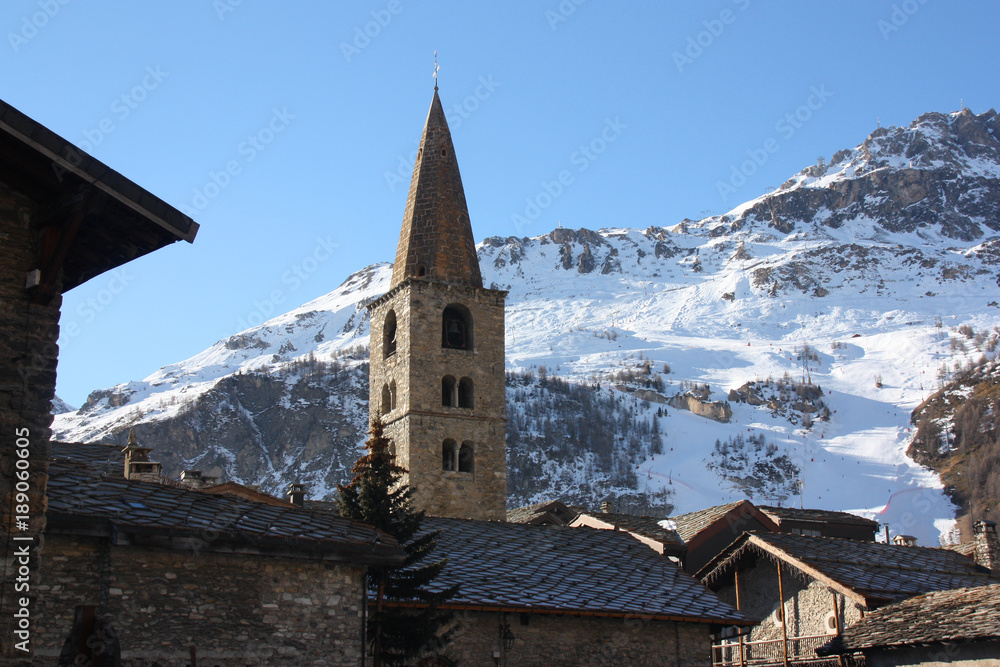 Clocher de village de Val-d'Isère en Savoie, France Clocher de village de Val-d'Isère en Savoie, France