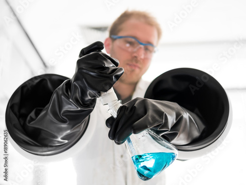 Chemiker mit Glovebox