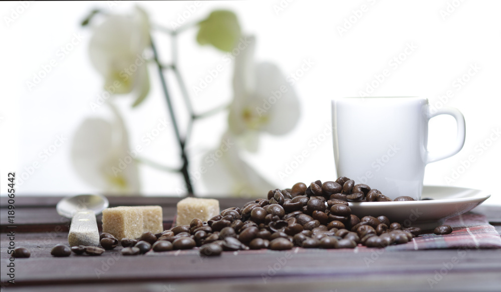 Naklejka premium tazza di caffè con chicchi di caffè