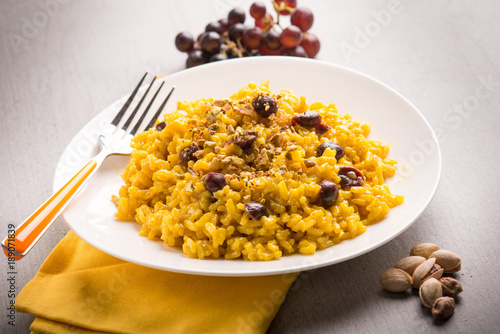 Quadro su tela risotto with saffron grape and pistachio nut, selective focus