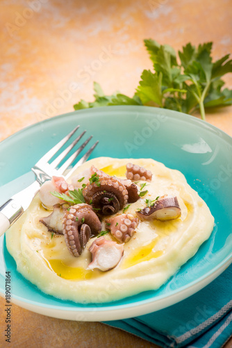 Cuadro en lienzo octopus with potato cream,selective focus