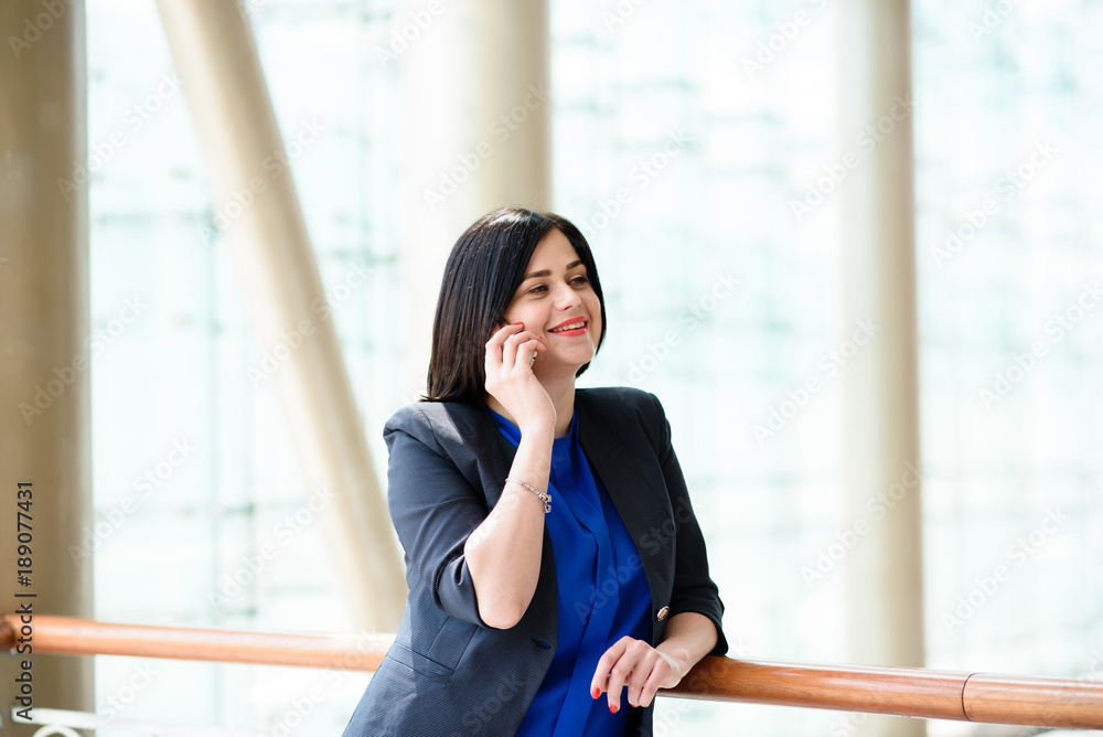 Obraz premium Business woman talking on the phone.