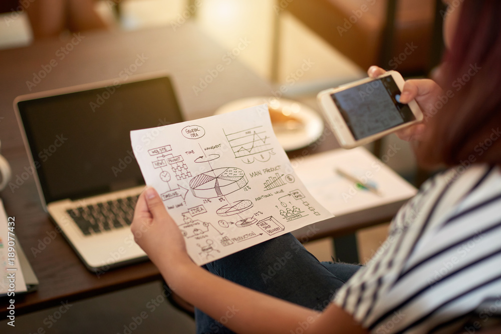 Fototapeta premium Examining general idea drawing