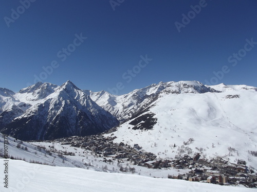 Magnifique photo des aples, chaîne de montagne enneigée, Les 2 Alpes, France © Francis