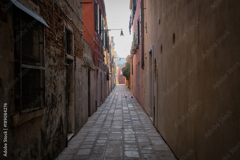 la strada infinita in una calle veneziana