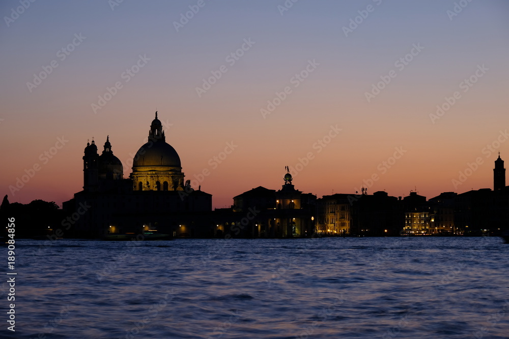 il tramonto sulla chiesa della Madonna della Salute a Venezia