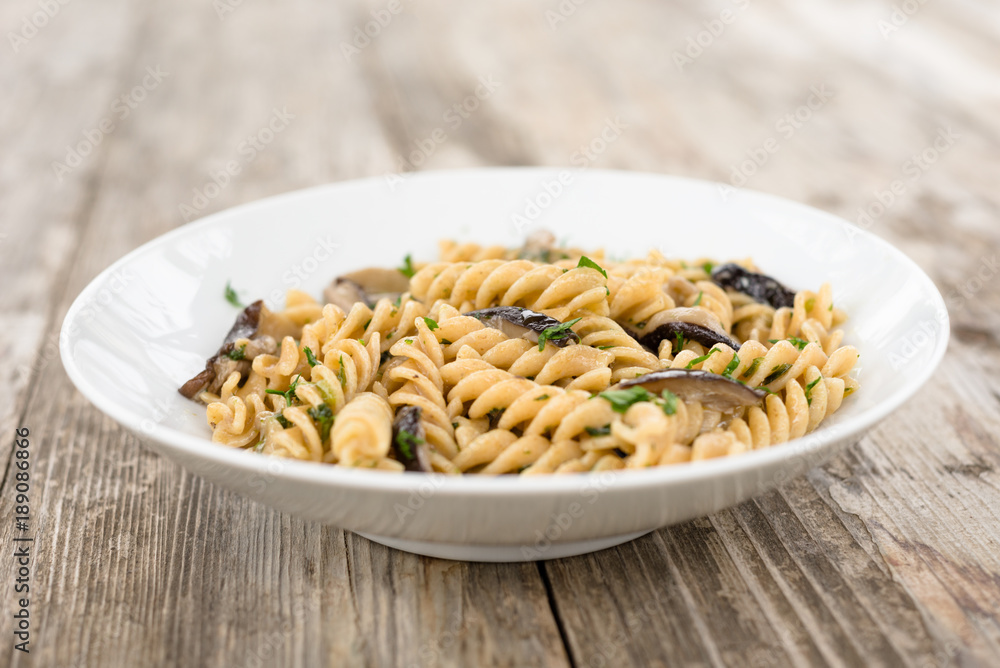 Fusilli ai funghi e prezzemolo Fusilli ai funghi e prezzemolo