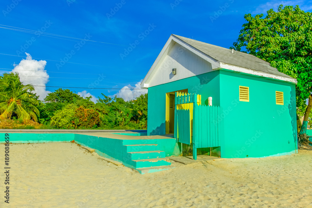 Obraz premium Green public toilet building on West Bay Beach in the Caribbean, Grand Cayman, Cayman Islands