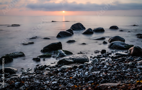 Sonnenaufgang am Meer auf Rügen © riebevonsehl