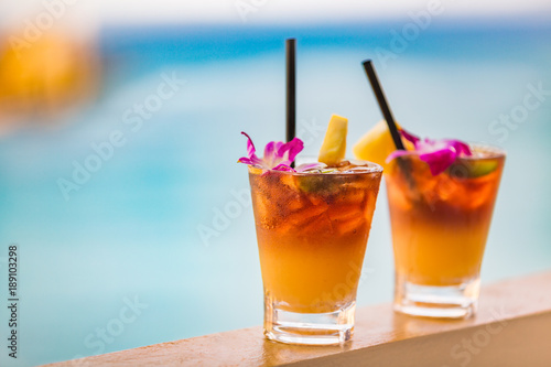 Hawaje mai tai drinki na waikiki plaży basen wakacje bar podróży w Honolulu na Hawajach. Koktajle alkoholowe z widokiem na ocean, nocne życie w klubie Luau w klubie.