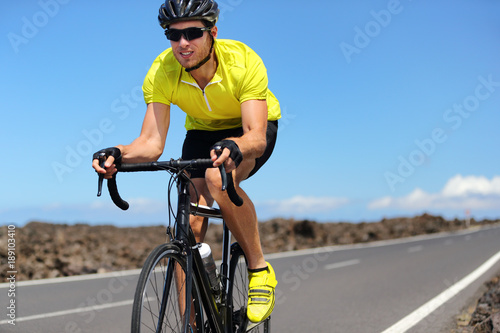 Tissu par mètre Vélo de route cycliste homme sport athlète formation cardio  entraînement sur vélo de course. Biker masculin faisant du vélo en plein  air pour le triathlon. - Nikkel-Art.fr