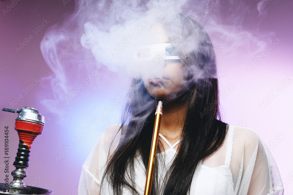 Naklejka premium girl in 3d glasses smoking a hookah