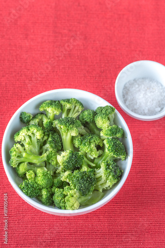 Cuadro en lienzo Bowl of cooked broccoli with seasonings