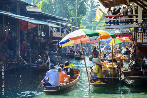 Canvas Print Damnoen Saduak Floating Market, tourists visiting by boat, located in Bangkok, Thailand