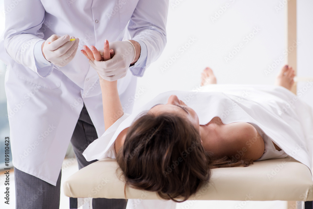 Obraz premium Police coroner examining dead body corpse in morgue