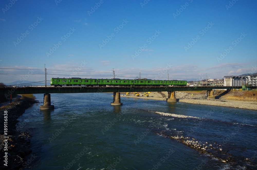 Obraz premium 鉄橋と電車