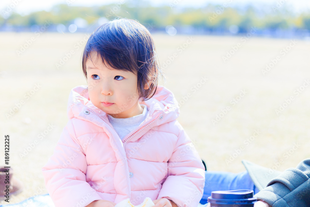 Fototapeta premium 公園遊んでいる子供