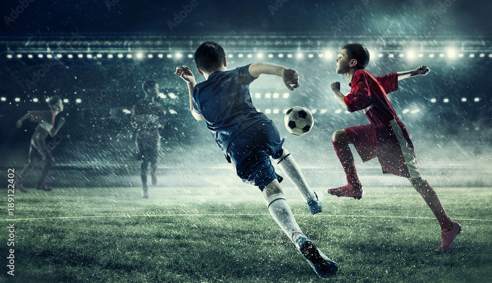 Fototapeta Dzieci grają w piłkę nożną. Różne środki przekazu