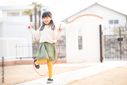 Fotografie 縄跳びをする小学生の女の子