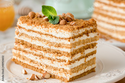 Fotografía Honey cake Medovik on white plate